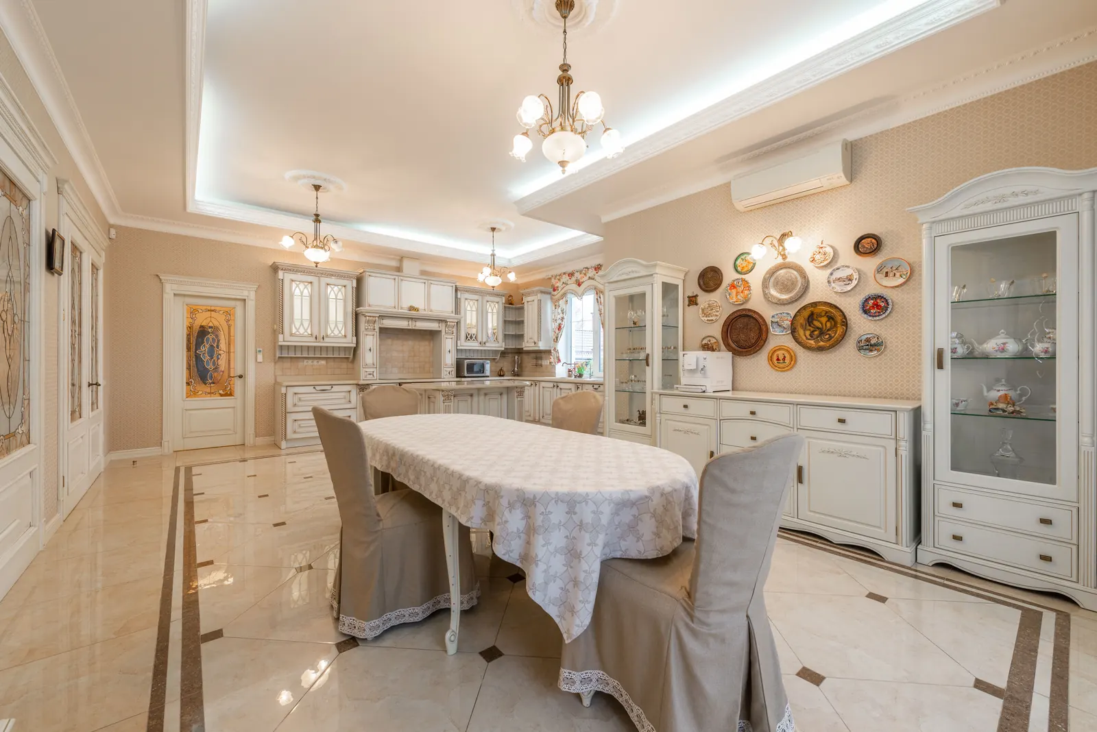 Classic bespoke kitchen and dining in a luxury interior