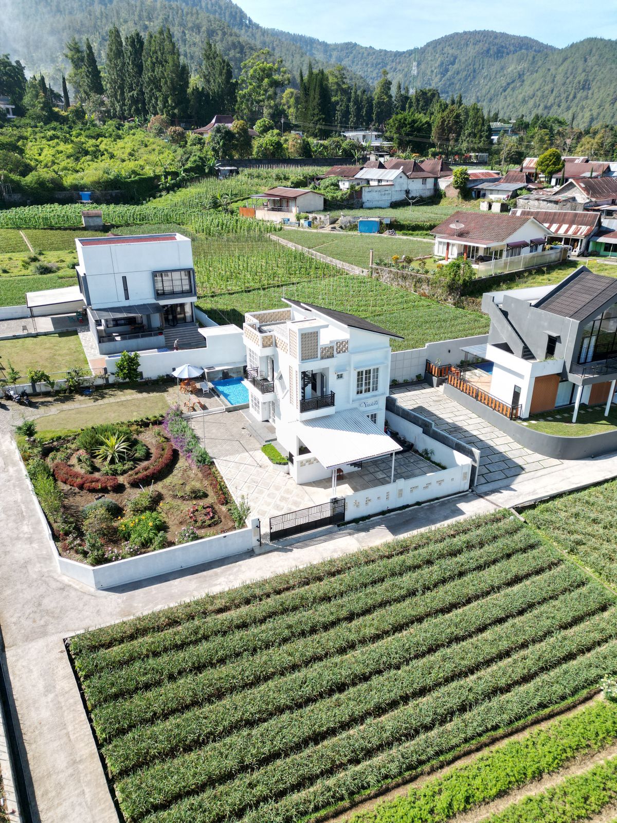 Modern Farmhouse style by AR Enterprises
